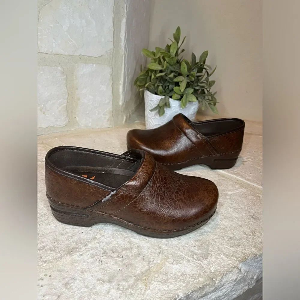 Dansko XP Floral Tooled Leather Brown Clogs Womens Size 5-5.5 / EU 36